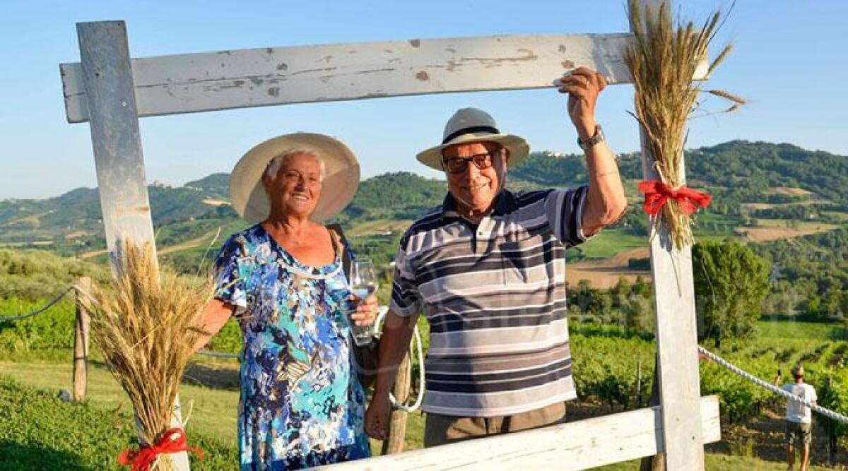 Coniugi di Bergamo da 56 anni festeggiano anniversario di matrimonio in vacanza a Rimini - 