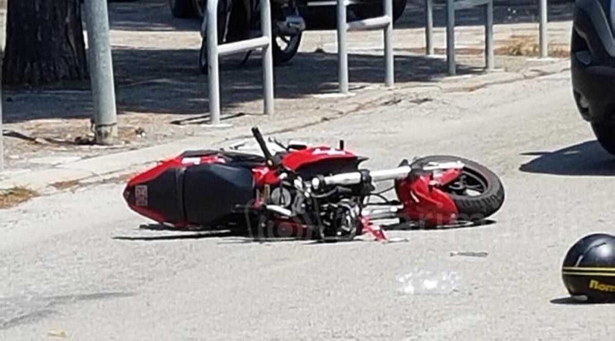 VIDEO Moto contro la fiancata di un furgone: centauro muore sul colpo -