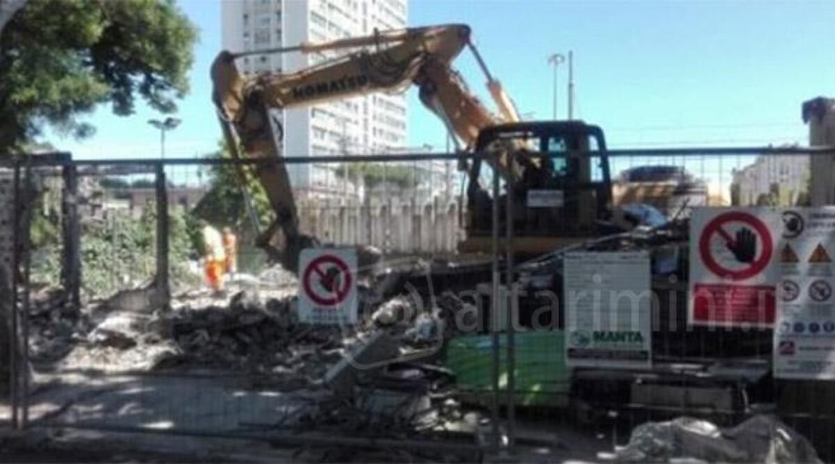 Demolito l'ex Kebab dei giardini della stazione ferroviaria di Rimini - 