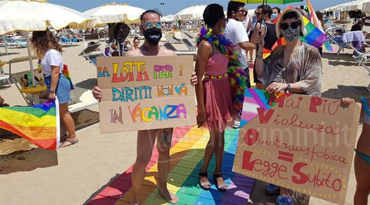 Rimini Pride: colorato flash mob sulla passerella arcobaleno del bagno 27 di Rimini -