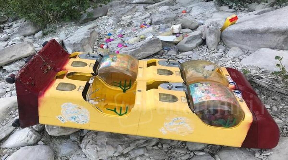 Novafeltria, sul letto del fiume spuntano distributori di giochini per bimbi rubati. La segnalazione - 