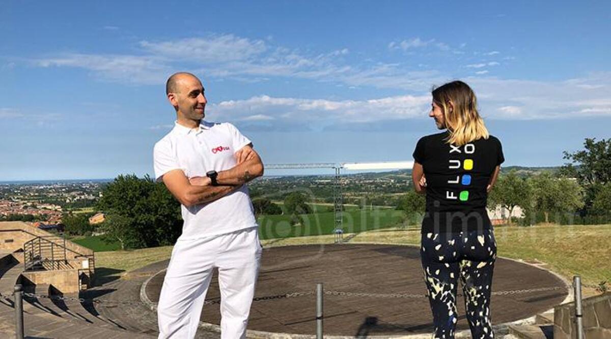Fare yoga tenendo in equilibrio la birra, ecco l'open day con Fluxo all'anfiteatro di Poggio Berni - 