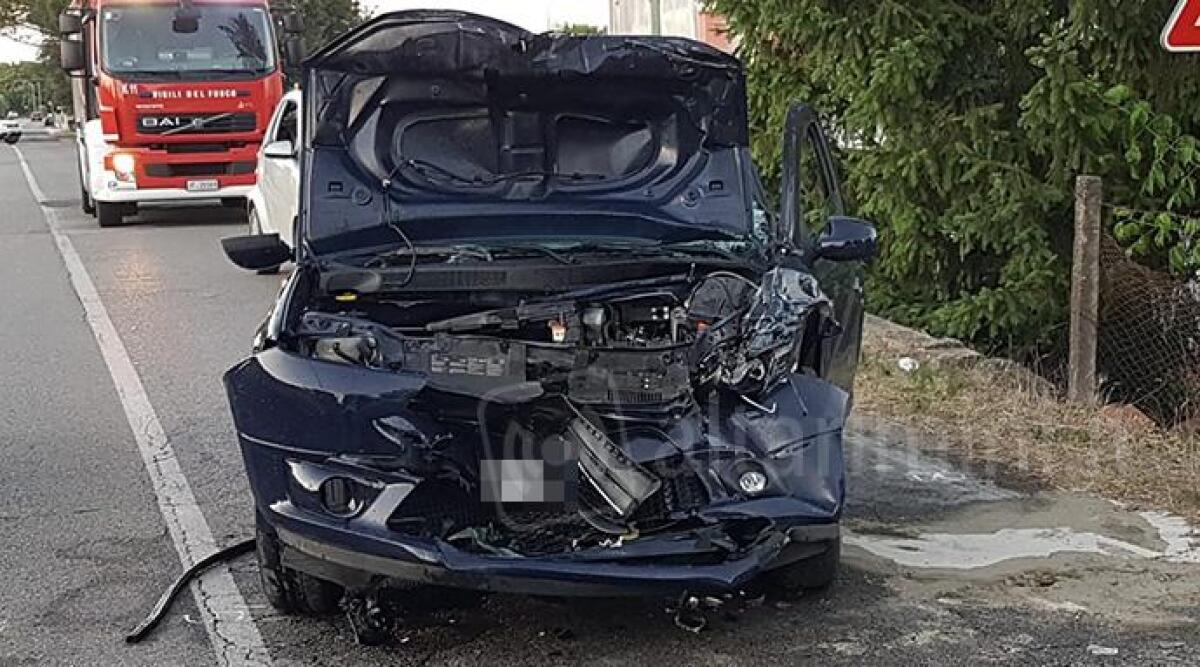 FOTO Tremendo scontro tra auto e camioncino, due bambini feriti leggermente - 