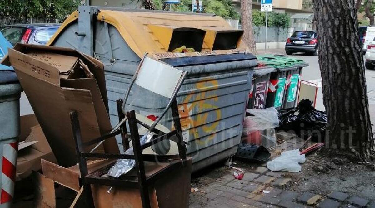 Rimini, immondizia abbandonata fuori dai cassonetti. La segnalazione -