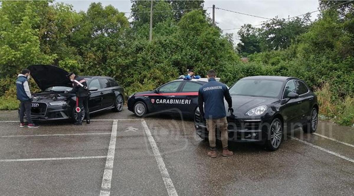 Acquistavano auto usate con assegni falsi: arrestato membro della banda scappato in Romania -