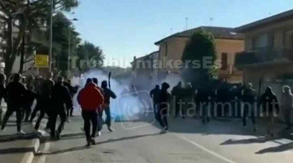 'Guerriglia' prima della partita di calcio Rimini Modena: indagati 19 tifosi - 