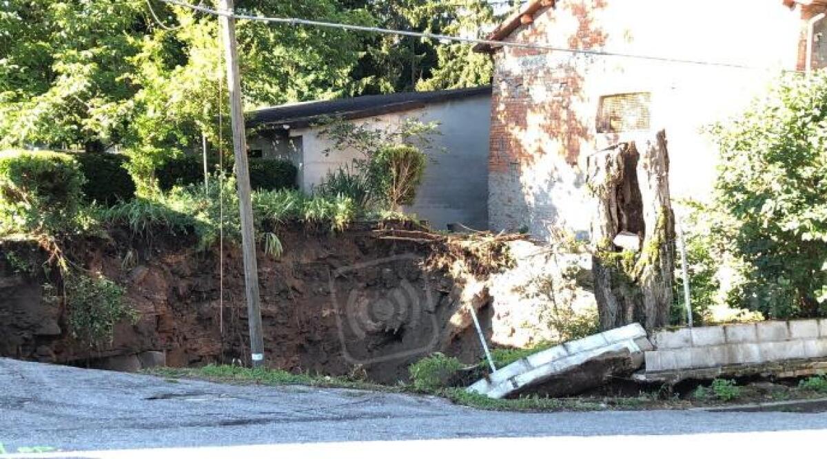 VIDEO Perticara, si apre una voragine di 7 metri nel terreno, crolla la strada all&rsquo;alba - 