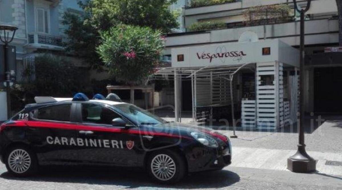 Riccione, assembramenti fuori dai locali: sanzionato titolare di un locale -