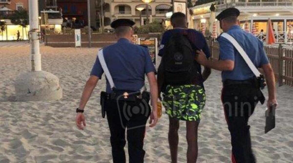 Riccione, ruba zaino in spiaggia poi si nasconde tra la vegetazione - 