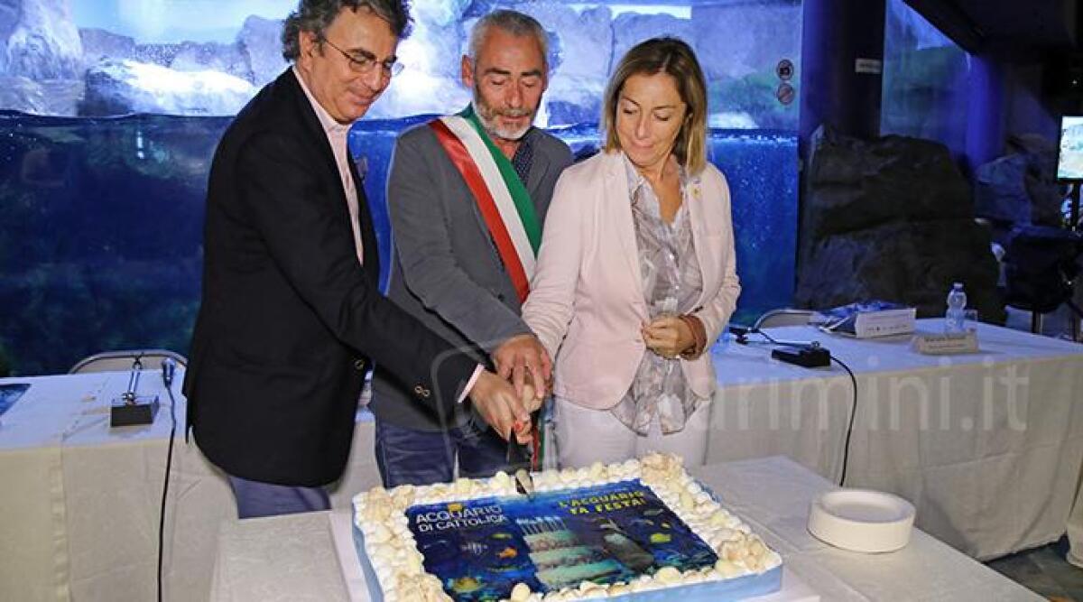 FOTO L'acquario di Cattolica festeggia vent'anni: taglio della torta e targa alla città -