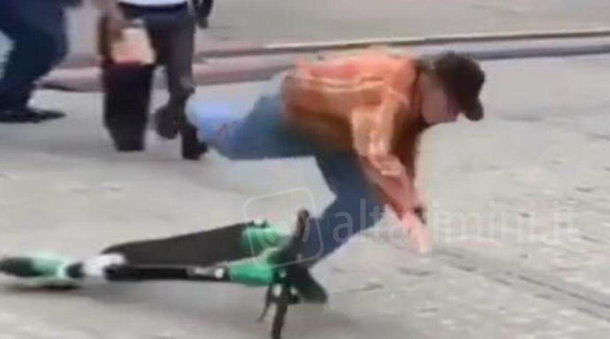 Medico ubriaco in vacanza va a sbattere con il monopattino elettrico contro autoambulanza - 