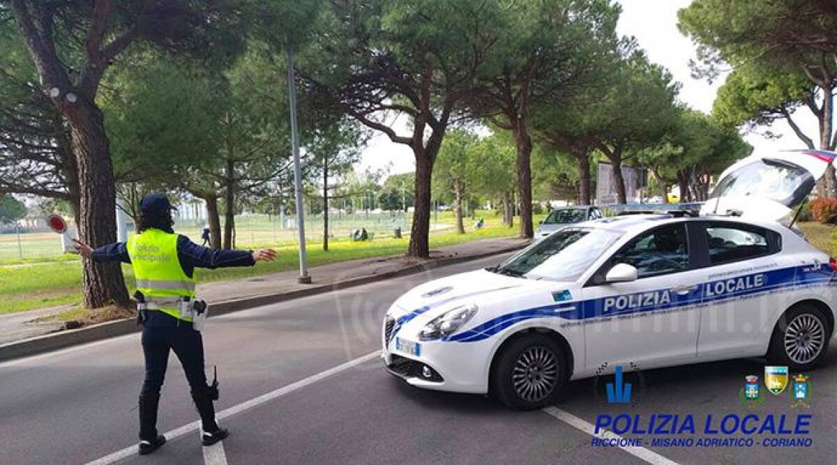 Più controlli della polizia locale a Riccione, pizzicato uno straniero irregolare -