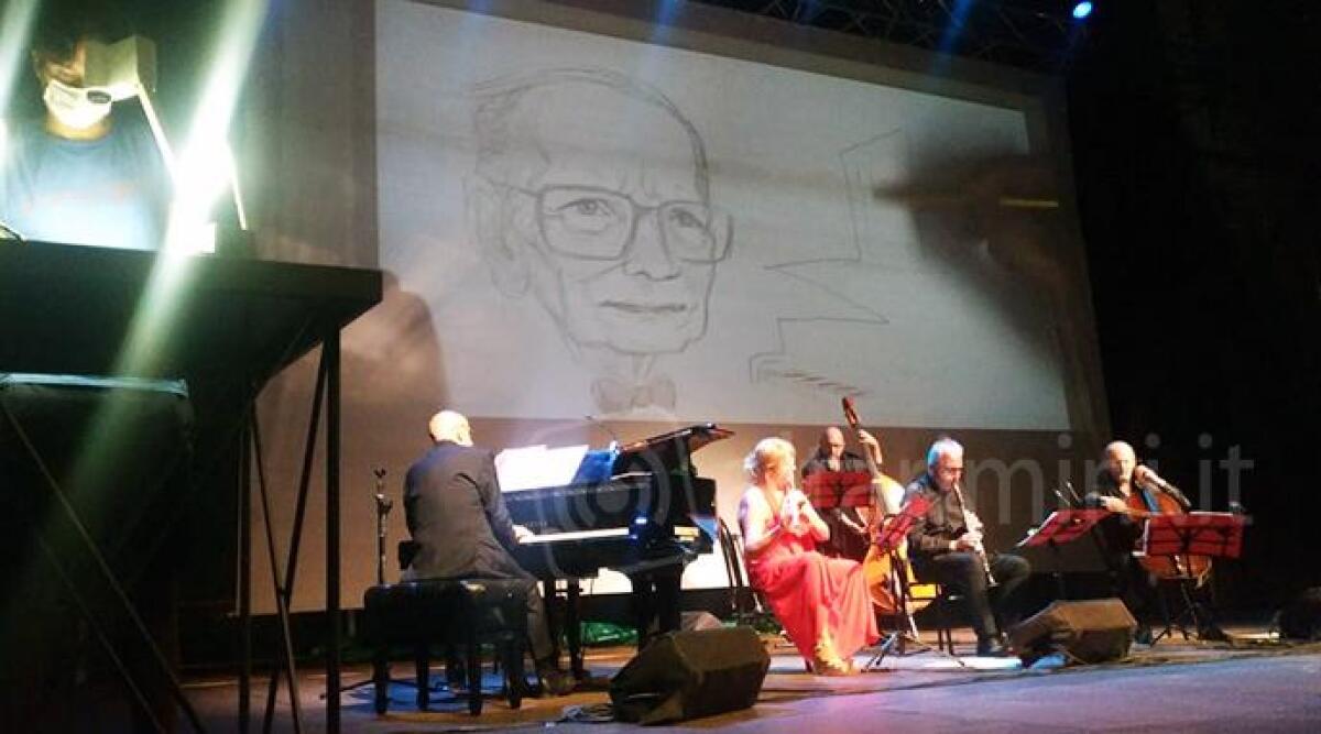 Omaggio a Morricone durante lo spettacolo del Cartoon club &quot;Fellini a fumetti&quot; - 