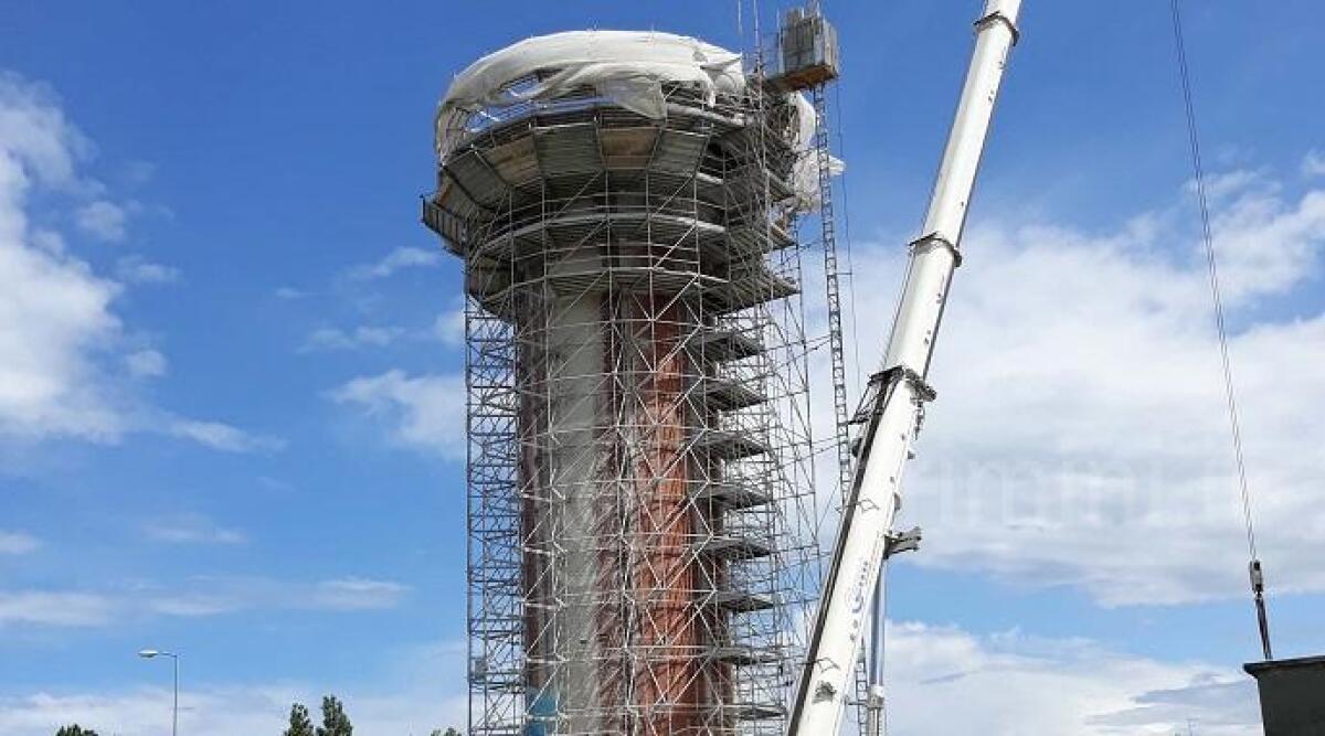 Rimini, quasi demolita completamente la "torre dell'acqua" di Miramare -