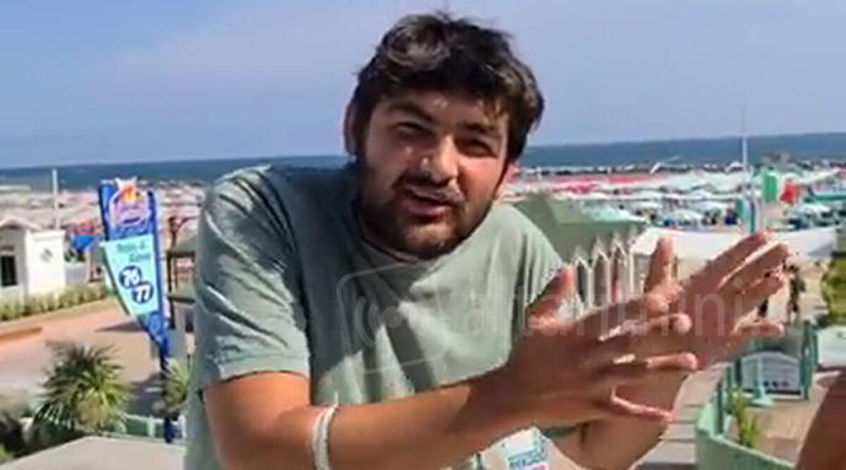 VIDEO Sindaco di Pesaro sedotto dal bagnino influencer di Cattolica: "Mi serve come il pane" -