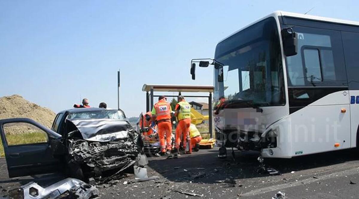 VIDEO Incidente nel riminese, violento schianto frontale tra auto e bus: una donna grave -