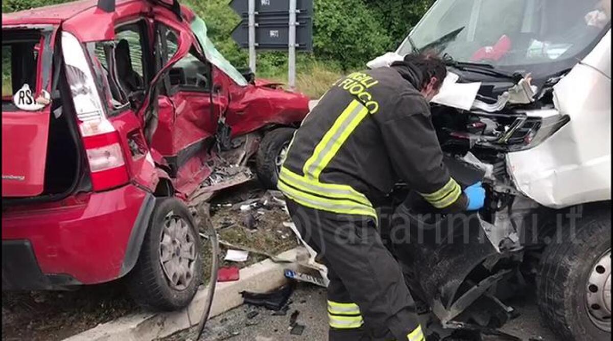 VIDEO Violento scontro tra un auto e un furgone a Pietracuta, 21enne in gravi condizioni -