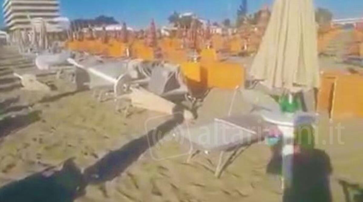 VIDEO: Cattolica, spiaggia devastata dai vandali. Il raid &egrave; stato ripreso dalle telecamere - 