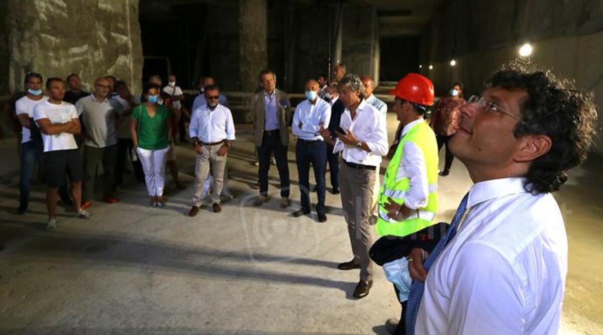 Imprenditori e il rettore dell'universit&agrave; in visita al grande cantiere del nuovo piazzale Kennedy - 