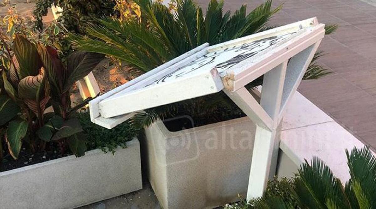 Vandali in azione al bagno Novella 114 di Riccione: abbattuta insegna -