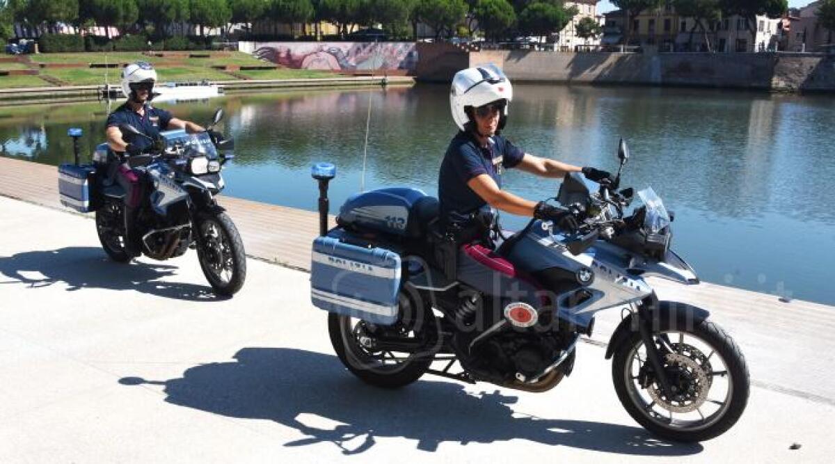 A Rimini le pattuglie Nibbio, poliziotti in moto passano al setaccio la città -