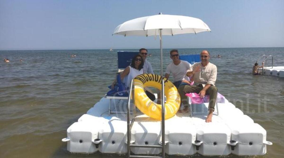 A Riccione la novità dell’estate: ombrelloni e lettini si trasferiscono in mare, ecco l’Atollo Blu -