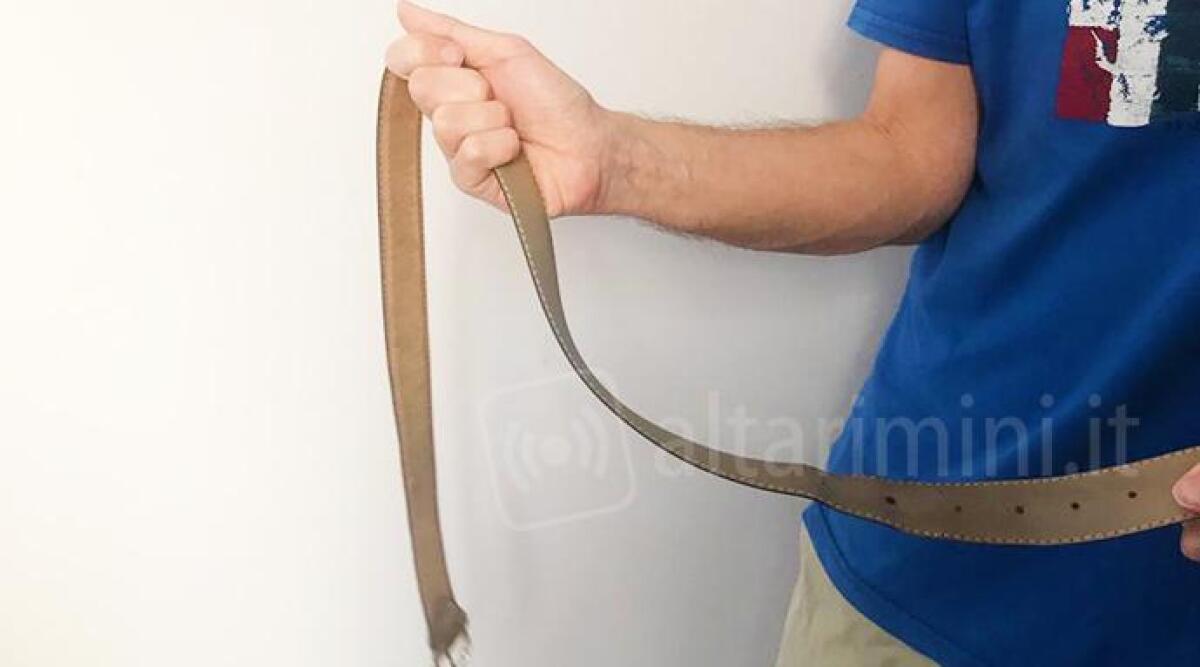 Rimini: a torso nudo sfida poliziotti, poi li frusta con la cintura - 