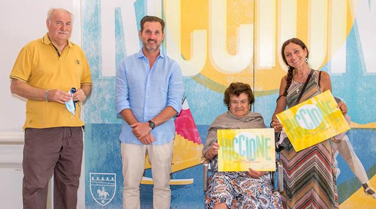 Turisti a Riccione da quattro generazioni, a una famiglia di Bergamo il diploma di ambasciatori - 