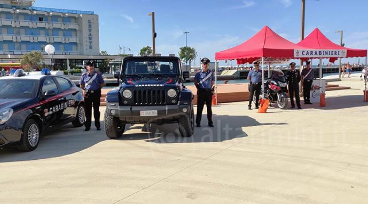 Mezzi militari in mostra a Bell'Italia di Bellaria: i carabinieri sfoggiano il Wrangler -