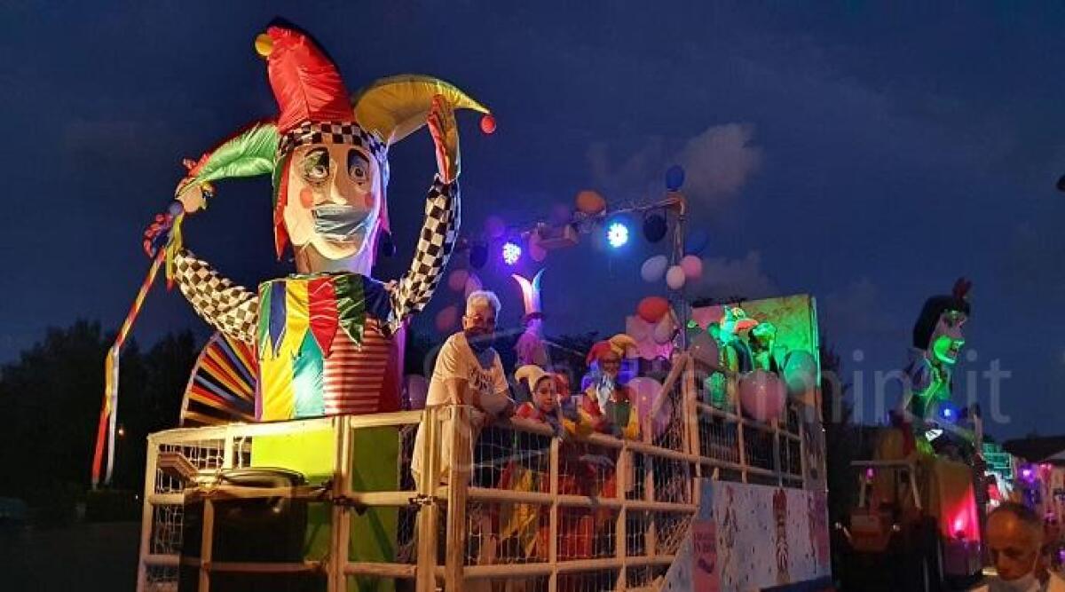 Foto: Carnevale in Rosa a Bellaria, in tanti alla colorata sfilata - 