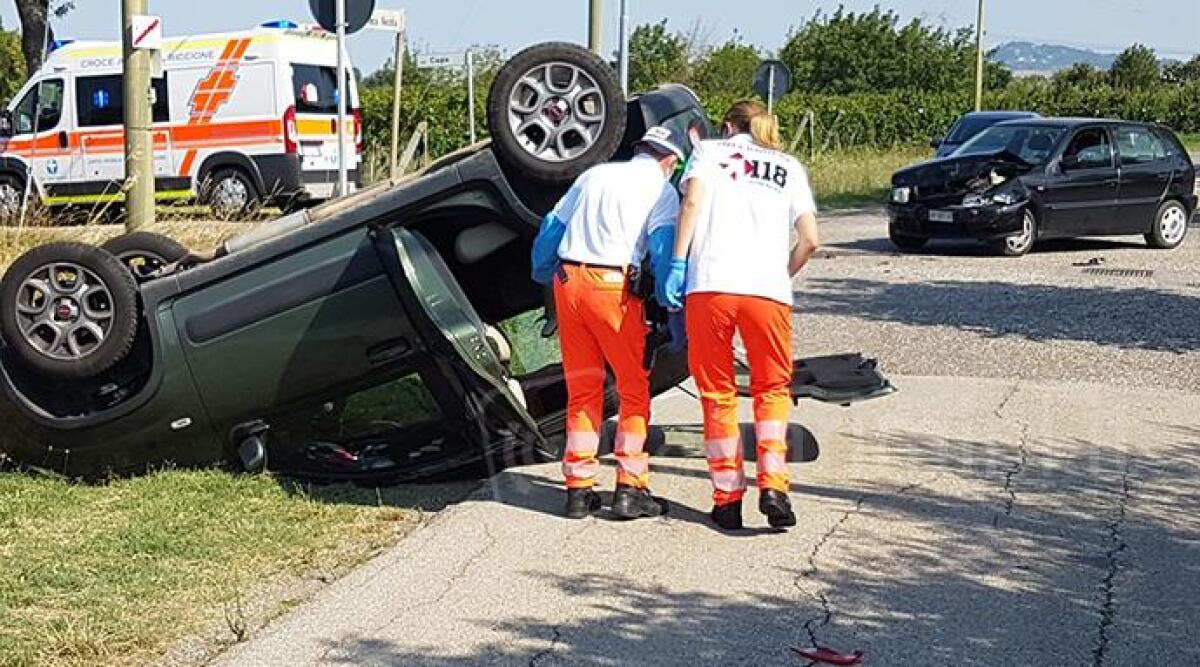 FOTO Scontro tra due auto, una si cappotta con dentro una coppia: un ferito grave - 
