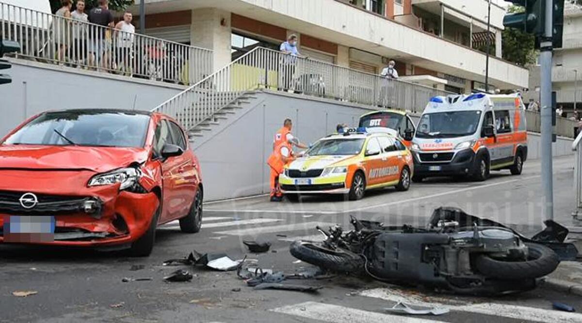 VIDEO Scooter finisce contro auto in svolta: grave un centauro - 