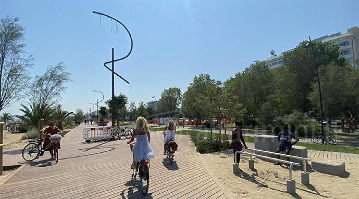 Iniziata installazione dei nuovi lampioni a R sul lungomare di Rimini - 
