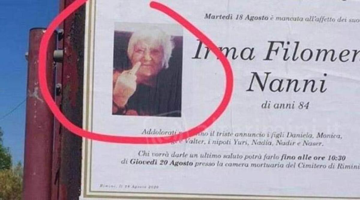 In manifesto funebre a Rimini foto defunta che fa dito medio - 