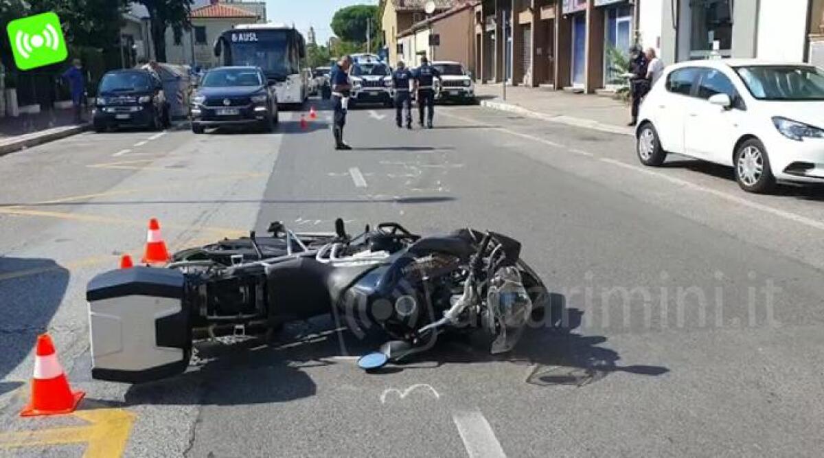 VIDEO Investita sulle strisce in pieno centro a Rimini da una moto di grossa cilindrata -