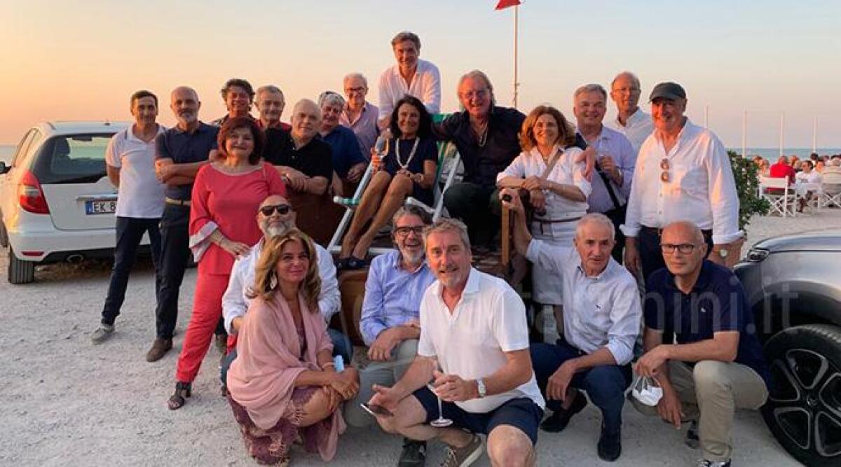 Rimpatriata dopo 42 anni degli ex compagni di scuola, presente anche la prof in splendida forma -