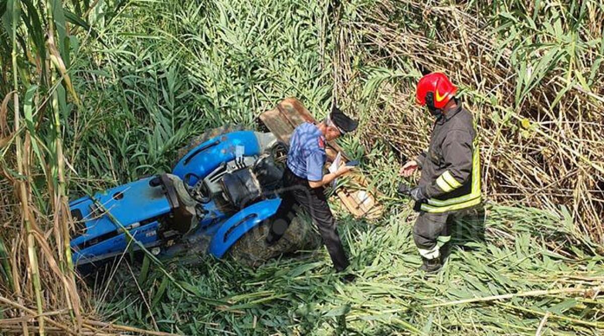 VIDEO Si ribalta con il trattore e muore sul colpo: il fratello lo trova senza vita -