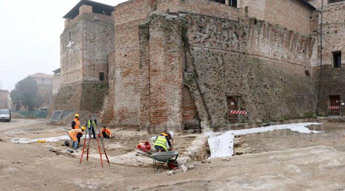Dagli scavi in piazza Malatesta spuntano fuori nuovi reperti archeologici -