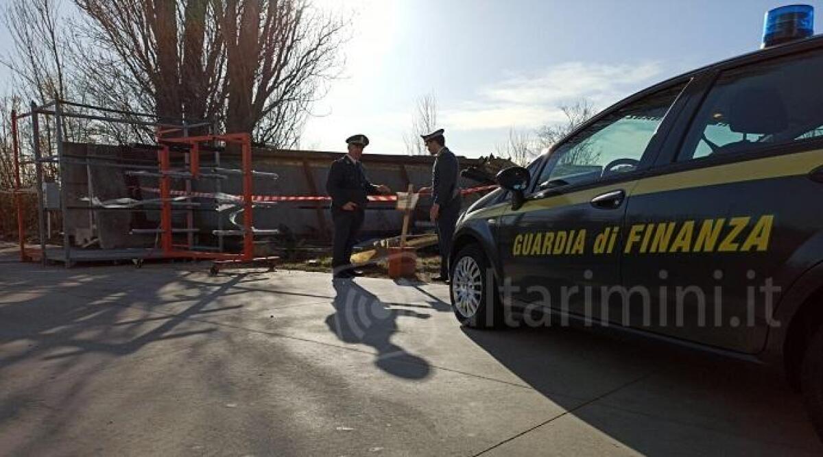 Santarcangelo, Finanza scopre tonnellate di rifiuti pericolosi in terreno agricolo -