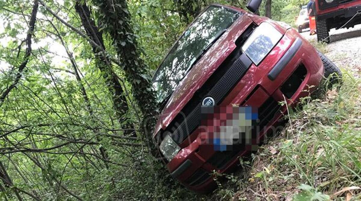 FOTO Esce di strada, finisce nel fosso e resta intrappolato nell'auto: salvato anziano -