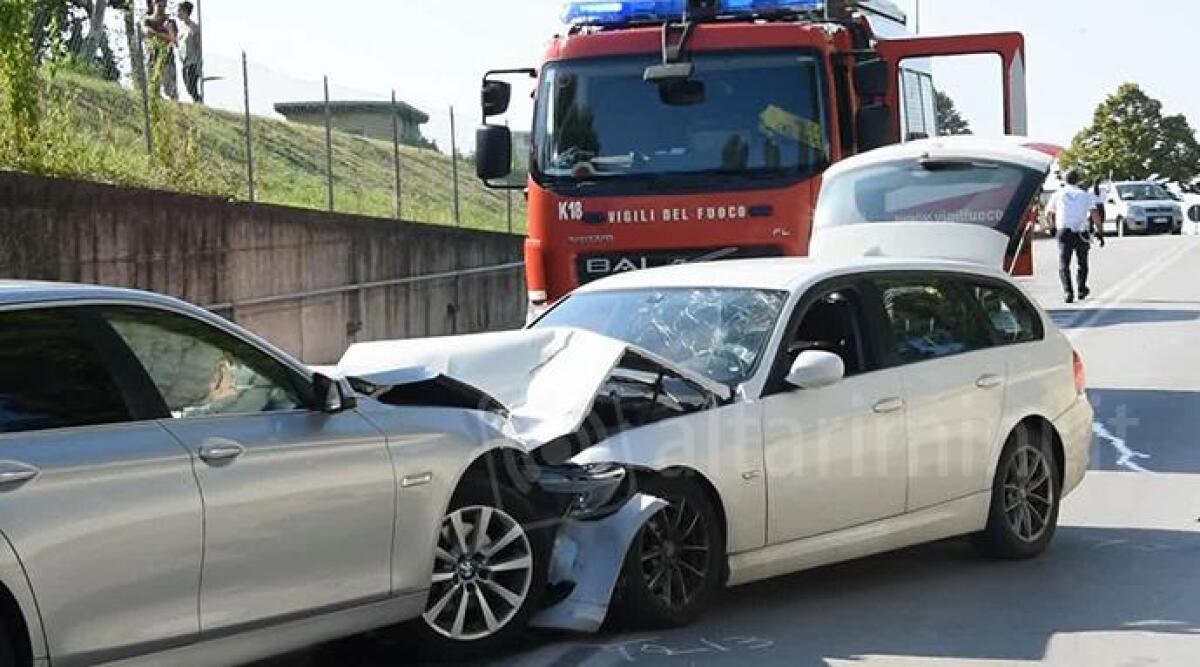 VIDEO Scontro frontale tra due Bmw a Igea Marina, un ferito grave -