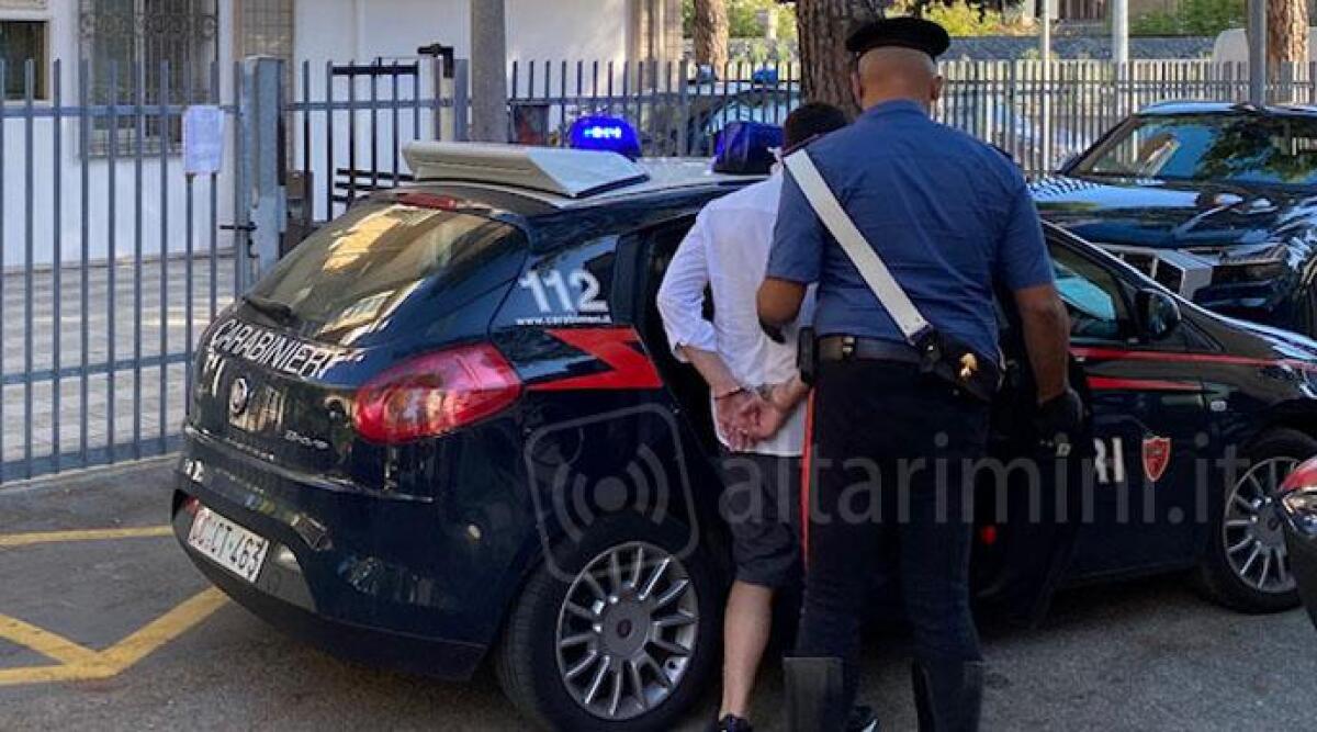 Arrestato rapinatore seriale di rolex: è un giovane padre di famiglia in vacanza a Riccione -