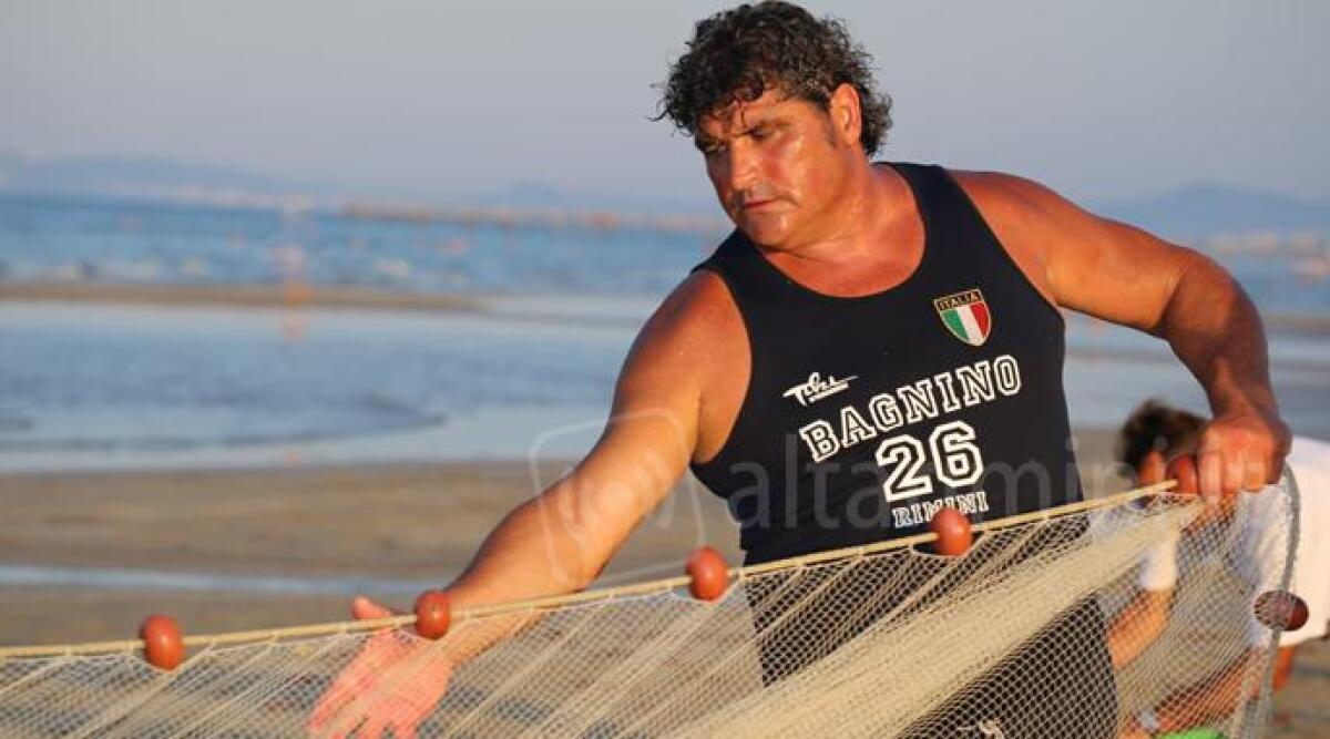 Un ferragosto da anni '80 per la spiaggia di Rimini: "spiagge affollatissime" -