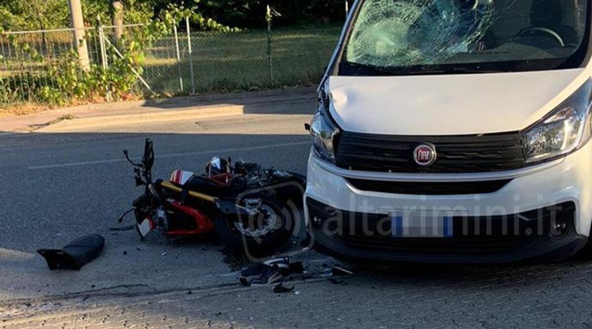 FOTO Paura a Secchiano, scontro tra moto e furgone: grave un giovane - 