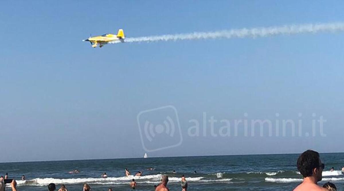 VIDEO Acrobati a Rimini, spettacolo nel cielo antistante Piazzale Kennedy - 