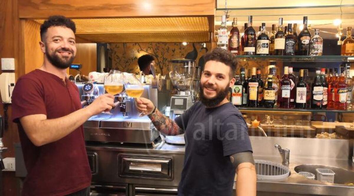 Riapre il Caff&egrave; della Nina a Pennabilli, dietro al bancone Filippo Bovi e Giorgio Guerra Ricci - 