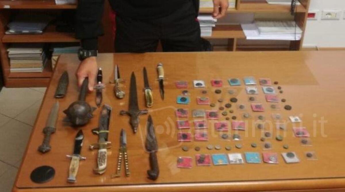Monete e armi antiche tra le bancarelle della mostra: denunciati due mercanti fai da te -