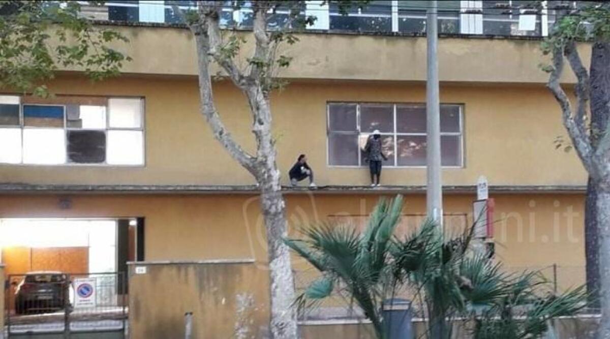 Rimini, a spasso sul cornicione nella colonia abbandonata. La segnalazione - 