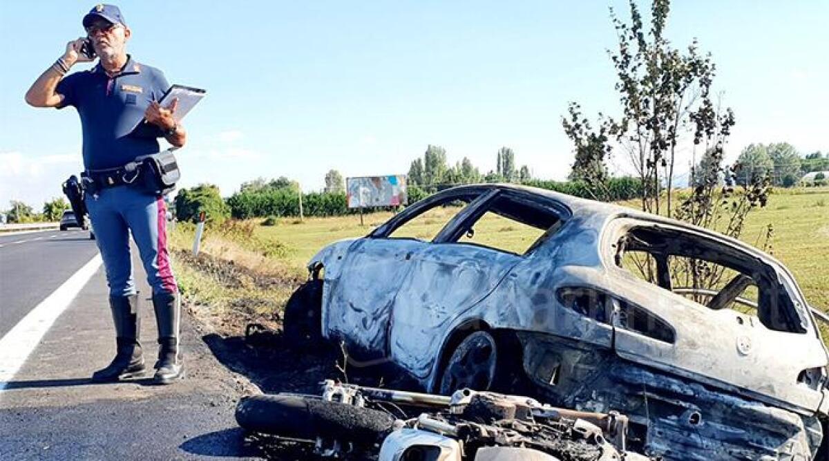 VIDEO Scontro tra auto e moto sulla Statale 16, i mezzi prendono fuoco - 