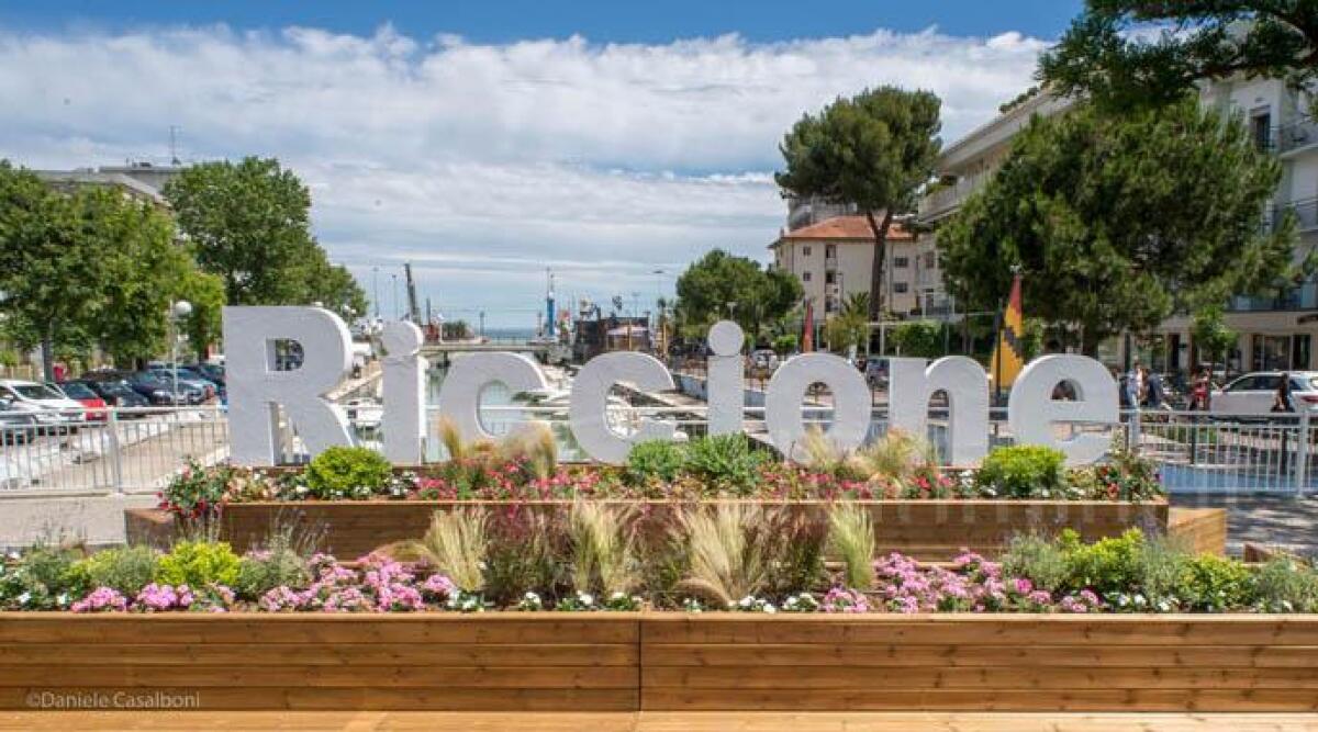 I fiori del mare: il centro di Riccione si trasforma in un grande giardino - Nella gallery il percorso riccionese della Rimini Marathon e quello della Gran Fondo